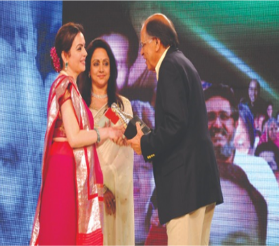 Sam with Hema Malini and Nita Ambani